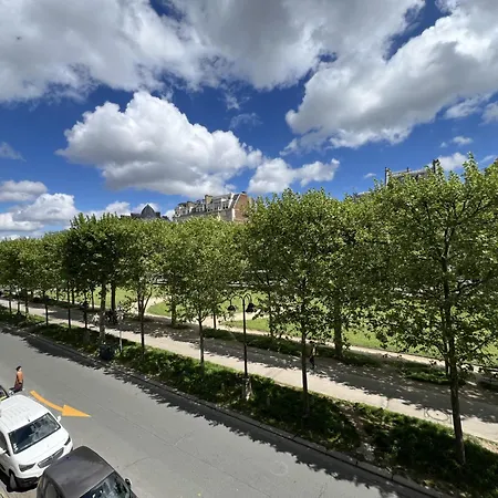 Des Invalides 100 M2 パリ